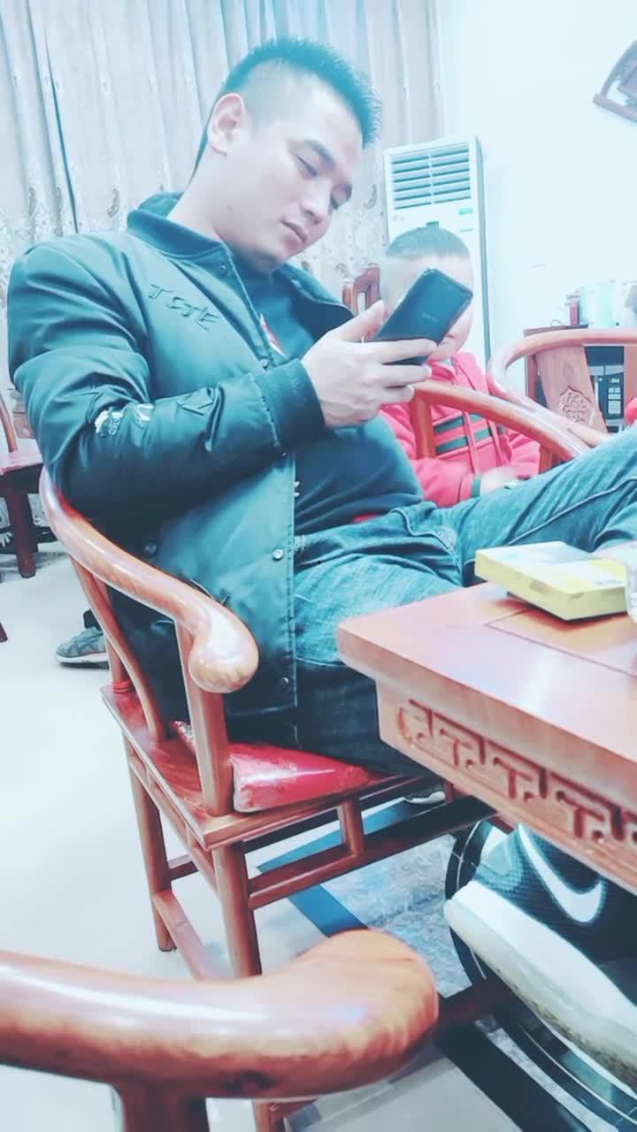 美男短视频,魅力四溢，瞬间捕获眼球